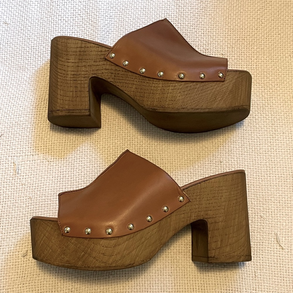 l’intervalle tan leather platform clogs